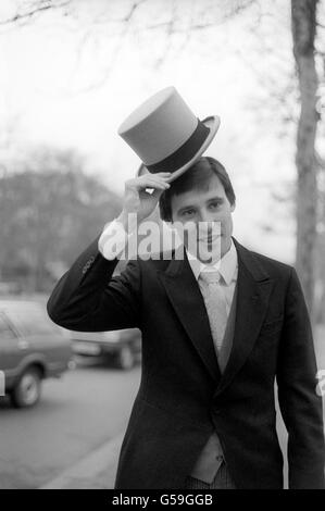 L'athlète Sebastian COE lève son chapeau lorsqu'il arrive à une cérémonie d'investiture à Buckingham Palace, Londres, pour recevoir une MBE. Banque D'Images