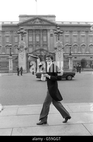 L'athlète Sebastian COE lève son chapeau et montre fièrement l'insigne de MBE qu'il a reçu lors d'une cérémonie d'investiture à Buckingham Palace, Londres. Banque D'Images