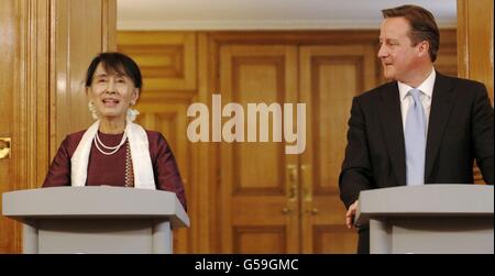 Aung San Suu Kyi, militante pro-démocratique birmane, lors d’une conférence de presse avec le Premier ministre David Cameron à Downing Street, à Londres, dans le cadre de sa visite de quatre jours au Royaume-Uni. Banque D'Images