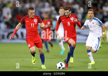 L'Angleterre Jamie Vardy (à gauche) et Adam Lallana moissonneuse-batteuse pendant l'UEFA Euro 2016, Groupe B match au Stade Geoffroy Guichard, Saint-Etienne. Banque D'Images