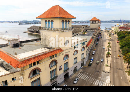 Avis sur les bornes de la Sierra Maestra cruise terminal vers la mer, La Habana Vieja, La Havane, Cuba Banque D'Images