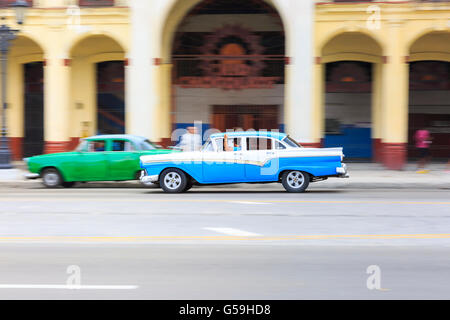 Panoramique de American vintage cars voyageant dans le Paseo de Marti, La Vieille Havane, Cuba Banque D'Images