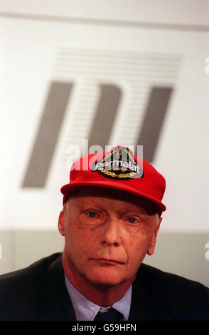 Austrian Niki Lauda lors d'une conférence de presse dans le centre de Londres, pour l'annonce que l'ancien champion du monde de Formule 1 rejoint Jaguar en tant que Directeur général de la division Premier Performance. * Lauda, qui est revenu à la course sept semaines seulement après avoir subi d'horribles brûlures lors d'un accident au Grand Prix d'Allemagne 1976, sera principalement responsable de tous les engagements de Jaguar en F1 et aidera Aston Martin à relever le défi de la course de 24 heures du Mans. La nouvelle division du Premier Automotive Group est créée pour superviser, coordonner et soutenir le moteur Banque D'Images