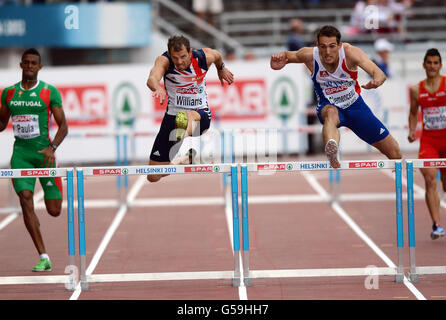 Rhys Williams (deuxième gauche) en Grande-Bretagne sur la voie de la victoire dans les demi-finales des hommes 400m haies pendant le deuxième jour des 21e championnats d'athlétisme européen au stade olympique d'Helsinki, Helsinki. Banque D'Images