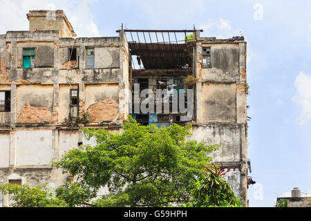 L'architecture de La Havane - bâtiment délabré mais habité dans le quartier Centro, Cuba Banque D'Images