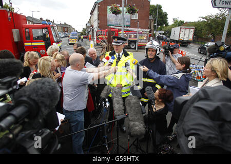 Steve Heywood, chef adjoint de la police du Grand Manchester, parle aux médias, près de la scène d'un présumé souffle de gaz à Buckley Street, dans la région Shaw d'Oldham, dans le Grand Manchester, où Jamie Heaton, âgé de deux ans, a été tué et Anthony Partington, 27 ans, a été laissé avec des brûlures mortelles après trois maisons mitoyennes ont été réduites à des décombres. Banque D'Images