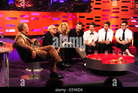 (Gauche - droite) hôte Graham Norton, Danny Devito, Charlotte Church, Rhod Gilbert et Fun pendant le tournage du Graham Norton Show aux London Studios, Londres, qui sera projeté ce vendredi.APPUYEZ SUR ASSOCIATION photo.Date de la photo: Jeudi 28 juin 2012.Le crédit photo devrait se lire comme suit : Ian West/PA Wire Banque D'Images