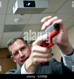 L'Agent spécial de surveillance Richard Schott démontre l'utilisation des armes à feu à l'Académie nationale du FBI à Quantico, Virginie, USA, 12 mai 2009 Banque D'Images