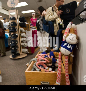 Vue à l'intérieur de la boutique de cadeaux à l'Académie du FBI à Quantico, Virginie, USA, 12 mai 2009. Banque D'Images