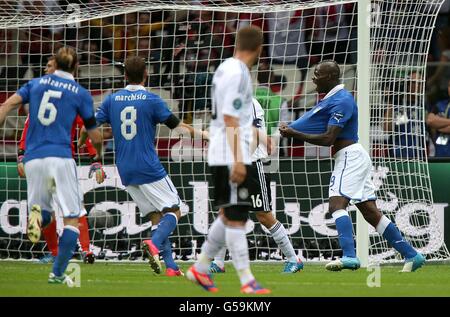 Football - UEFA Euro 2012 - semi finale - Allemagne / Italie - Stade national.Mario Balotelli (à droite) célèbre l'Italie après avoir marquant le premier but du match de son côté Banque D'Images