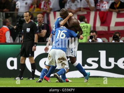 Football - UEFA Euro 2012 - semi finale - Allemagne / Italie - Stade national.Mario Balotelli, un joueur italien, célèbre avec ses coéquipiers après avoir marquant le deuxième but du match de son côté Banque D'Images