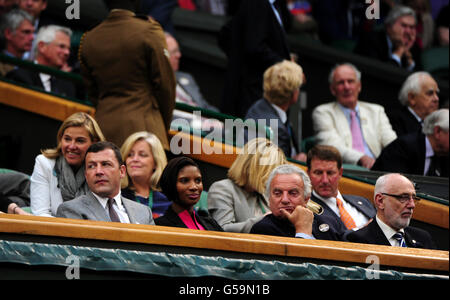 Denise Lewis (centre gauche) avec le mari Steve Finan (gauche) dans la Royal Box à Wimbledon's Center court en regardant le match entre Petra Kvitova de la République tchèque et Serena Williams des États-Unis Banque D'Images