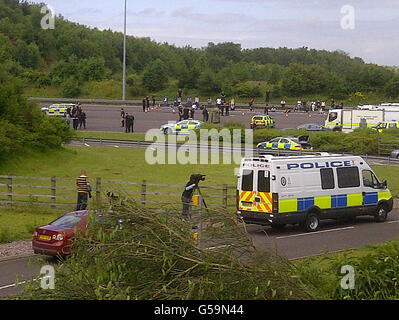 Vue générale de la scène par l'autoroute à péage M6 près de Weeford, Staffordshire, après qu'elle ait été fermée à la suite d'un « incident dirigé par la police ». Banque D'Images