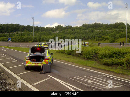 Vue générale de la scène par l'autoroute à péage M6 près de Weeford, Staffordshire, après qu'elle ait été fermée à la suite d'un « incident dirigé par la police ». Banque D'Images