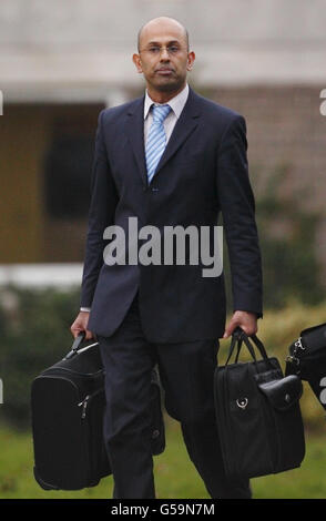 Photo non publiée du lundi 30 janvier 2012 du pilote de compagnie aérienne musulmane Samir Jamaladdin quittant un tribunal de l'emploi à Havant, Hampshire. Banque D'Images