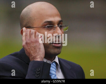 Photo non publiée du lundi 30 janvier 2012 du pilote de compagnie aérienne musulmane Samir Jamaladdin quittant un tribunal de l'emploi à Havant, Hampshire. Banque D'Images