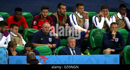 Gestion de l'Angleterre et regarder les joueurs frustrés sur le banc pendant l'UEFA Euro 2016, Groupe B match au Stade Geoffroy Guichard, Saint-Etienne. Banque D'Images