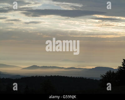 Paysage dans l'aube - vue sur les montagnes tôt le matin Banque D'Images