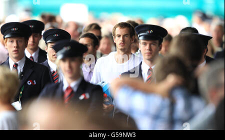 Andy Murray, en Grande-Bretagne, marche à travers le terrain après s'entraîner le dixième jour des Championnats de Wimbledon 2012 au All England Lawn tennis Club, Wimbledon. Banque D'Images