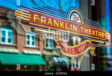 Un style d'inspiration Art déco autocollant publicitaire signe sur la porte en verre à l'entrée du théâtre historique Franklin TN Banque D'Images