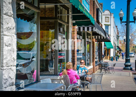 Deux femmes assises en face de la boutique de Jamba Juice sur Main Street dans downtown historic Franklin, TN Banque D'Images