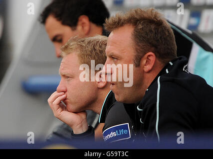 Cricket - Friends Life T20 - South Group - Surrey Lions contre Kent Spitfires - Kia Oval.Le capitaine des Lions de Surrey, Gareth Batty (à gauche) et l'entraîneur, Chris Adams (à droite), regardent tandis que leur côté perd des lickets contre Kent Spitfires. Banque D'Images