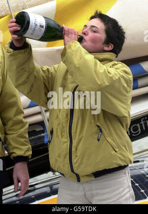 Ellen MacArthur, une yachtswoman du monde entier, au Kingsfisher Challenge, célèbre avec une bouteille de champagne sur la Tamise, à Londres, après avoir fait l'histoire lorsqu'elle est arrivée deuxième dans la course Vendee Globe de 24,000 miles le 11/02/01.* ...et est devenue la femme la plus rapide et la plus jeune personne jamais à faire le tour de la terre dans une course à une seule main.Un bateau de la brigade des pompiers de Londres s'est déplacé le long de lui avec son sirènes et un jet d'eau tirant un arc de victoire dans l'air à partir d'un tuyau d'incendie. Banque D'Images