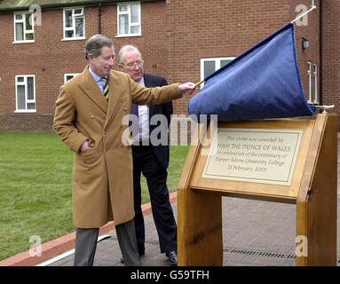 Le Prince de Galles (à gauche) dévoile la pierre du centenaire à l'Université Harper Adams de Newport, dans le Shropshire, lors de sa visite dans la ville. Banque D'Images