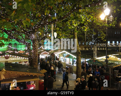 Les gens du shopping au marché de Noël sur la place du marché Albert la nuit, Manchester, Angleterre, RU Banque D'Images