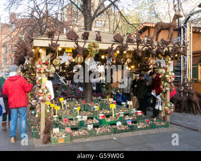 Les gens à l'échoppe de marché sur la place Albert au Marché de Noël, Manchester, Angleterre, RU Banque D'Images