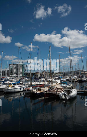 Bateaux amarrés à Sutton Harbour Marina Plymouth. Banque D'Images