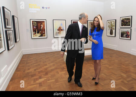 La duchesse de Cambridge avec la directrice du National Portrait Gallery, Sandy Nairne lors de sa visite à l'exposition "Road to 2012 : vising High" au National Portrait Gallery de Londres. Banque D'Images