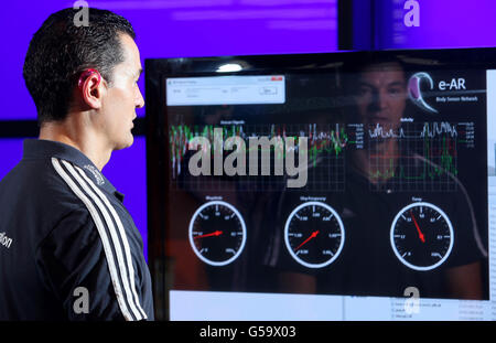 Blair Credther, de l'Imperial College, présente le capteur d'oreille, qui a été développé par l'Imperial College de Londres lors du lancement de l'exposition été du sport, inspirée des Jeux olympiques et paralympiques de Londres 2012, au Musée des sciences de Londres. Banque D'Images