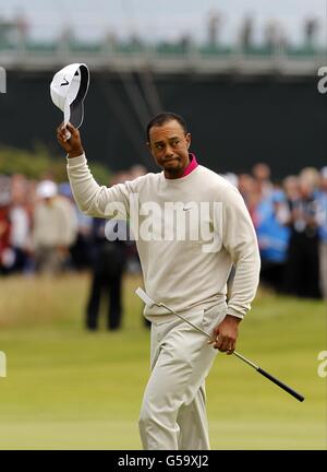 Le Tiger Woods des États-Unis reconnaît la foule après avoir terminé sa partie pendant la première journée du Championnat d'Open 2012 au Royal Lytham & St. Annes Golf Club, Lytham & St Annes Banque D'Images