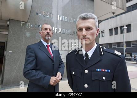 Le chef adjoint de la police des West Midlands Gareth Cann (à droite) et le chef du Service des poursuites de la Couronne Harry Ireland parlent aux médias au quartier général de la police des West Midlands à Birmingham, après que huit hommes aient été autorisés aujourd'hui à tuer trois amis, Haroon Jahan, Shazad Ali et Abdul Musavir,qui ont été frappés par une voiture lors des émeutes de l'été dernier. Banque D'Images