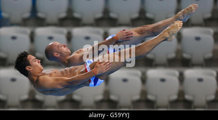 Tom Daley (à gauche), en Grande-Bretagne, pratique sa routine de plongée avec Peter Waterfield, partenaire, lors de la session d'entraînement au centre aquatique d'Olympic Park, à Londres. Banque D'Images