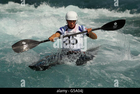 Lizzie Neave, en Grande-Bretagne, en action dans le kayak unique féminin lors de la séance d'entraînement au Lee Valley White Water Centre, Waltham Cross. Banque D'Images