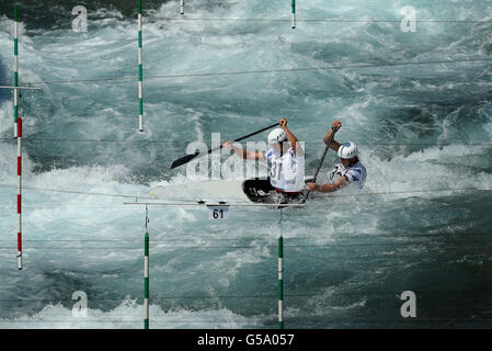 Tim Baillie (à gauche) et Stott Etienne, en Grande-Bretagne, en action dans le double canot de la mens lors de la séance d'entraînement au Lee Valley White Water Centre, Waltham Cross. Banque D'Images