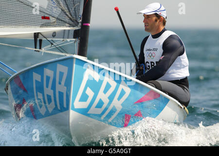 Ben Ainslie, en Grande-Bretagne, pratique aujourd'hui sur les eaux de la baie de Weymouth dans son canot Finn. Banque D'Images