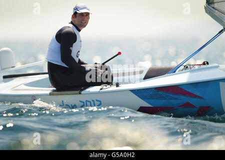 Ben Ainslie, en Grande-Bretagne, pratique aujourd'hui sur les eaux de la baie de Weymouth dans son canot Finn. Banque D'Images