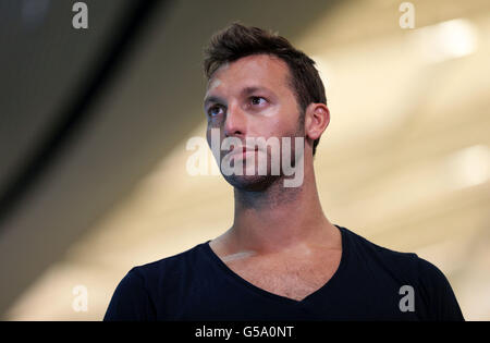 Jeux Olympiques de Londres - activité pré-Jeux - jeudi.Ian Thorpe, de l'Australie, observe les équipes s'entraîner dans la piscine pendant la séance d'entraînement au centre aquatique du parc olympique de Londres. Banque D'Images