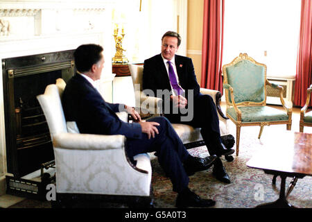 Le Premier ministre David Cameron rencontre le candidat républicain à la présidence Mitt Romney au 10 Downing Street. Banque D'Images