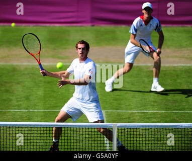 Andy Murray (à gauche) et le frère Jamie Murray de la Grande-Bretagne pendant la séance d'entraînement au All England Lawn tennis and Croquet Club, Wimbledon, Londres. Banque D'Images