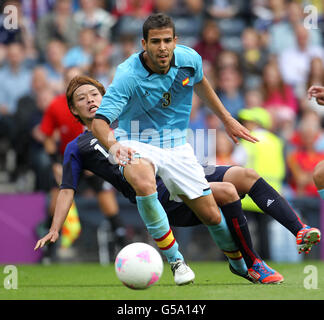 Takashi Usami au Japon et Alvaro Dominguez en Espagne pendant le match Espagne / Japon, Mens Football, First Round, Group D au Hampden Park, Glasgow. Banque D'Images