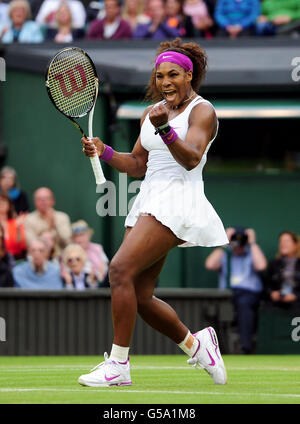 Serena Williams, aux États-Unis, célèbre Petra Kvitova, en République tchèque, lors du huitième jour des championnats de Wimbledon 2012 au All England Lawn tennis Club, à Wimbledon. Banque D'Images