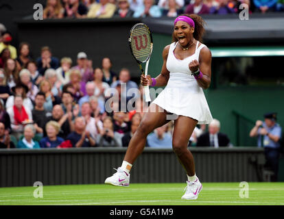 Serena Williams, aux États-Unis, célèbre Petra Kvitova, en République tchèque, lors du huitième jour des championnats de Wimbledon 2012 au All England Lawn tennis Club, à Wimbledon. Banque D'Images