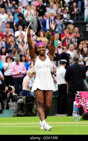 Tennis - Championnats de Wimbledon 2012 - huitième jour - le club de tennis et de croquet de pelouse de toute l'Angleterre.La Serena Williams des États-Unis célèbre le passage à Petra Kvitova de la République tchèque Banque D'Images