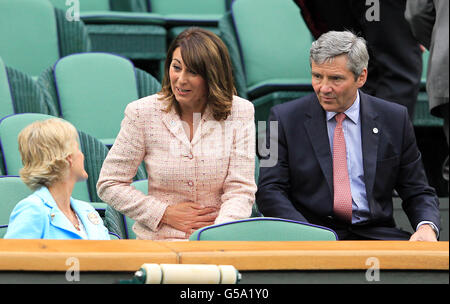 Tennis - Championnats de Wimbledon 2012 - huitième jour - le club de tennis et de croquet de pelouse de toute l'Angleterre. Carole et Michael Middleton dans la Royal Box Banque D'Images