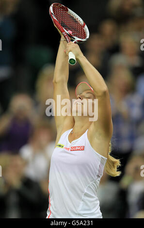 L'Angélique Curber d'Allemagne célèbre la défaite de Sabine Lisicki en Allemagne lors du huitième jour des Championnats de Wimbledon 2012 au All England Lawn tennis Club, Wimbledon. Banque D'Images