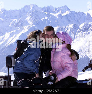 Le duc d'York est embrassé par ses filles la princesse Eugénie (à gauche) et la princesse Beatrice (à droite) lors de vacances de ski dans les Alpes suisses. Le duc et la duchesse de York célébraient la princesse Eugénie lors de son examen d'entrée commune. * le succès de l'examen d'Eugenie, âgée de dix ans, signifie qu'elle s'inscrira maintenant dans une école privée près du château de Windsor. Le duc et la duchesse divorcés ont été réunis dans leur station alpine suisse préférée et ont posé pour des photos avec Beatrice et Eugénie qui a 11 ans le mois prochain. Banque D'Images